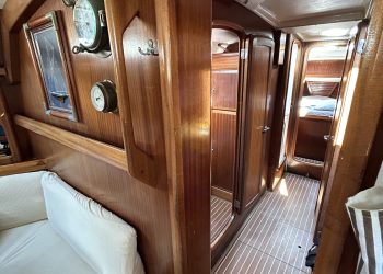 Access to the front cabin The passage to the front cabin with the bunk cabin on the left